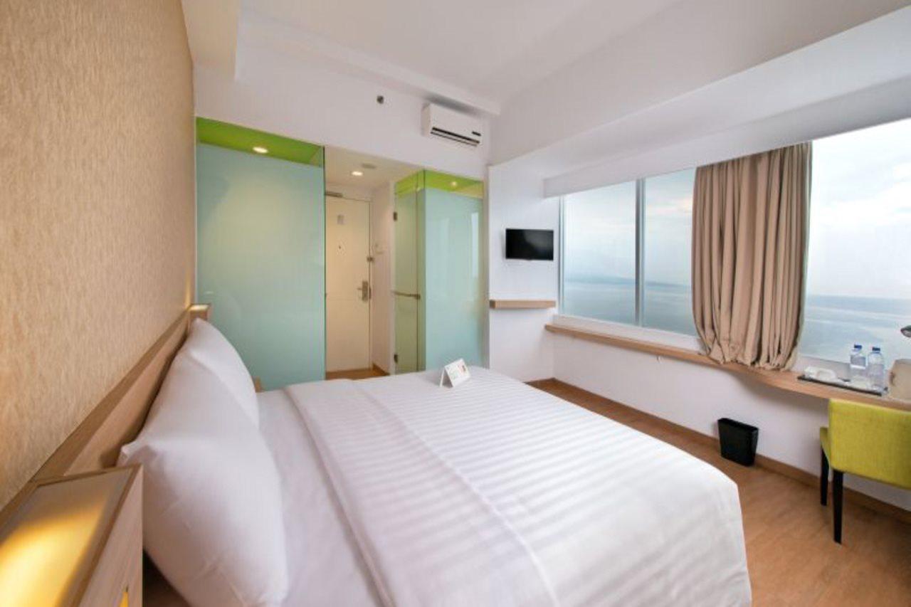 Whiz Prime Hotel Megamas Manado Exterior photo
