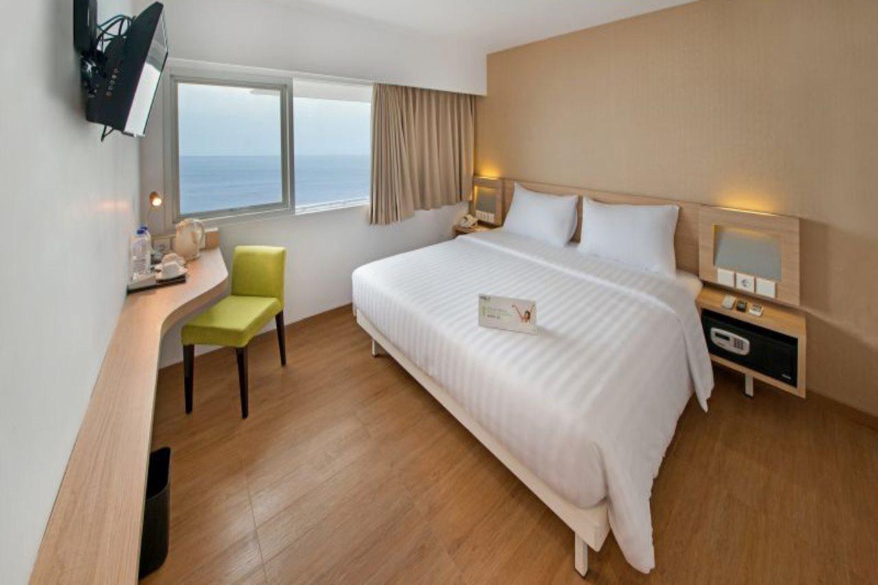 Whiz Prime Hotel Megamas Manado Exterior photo