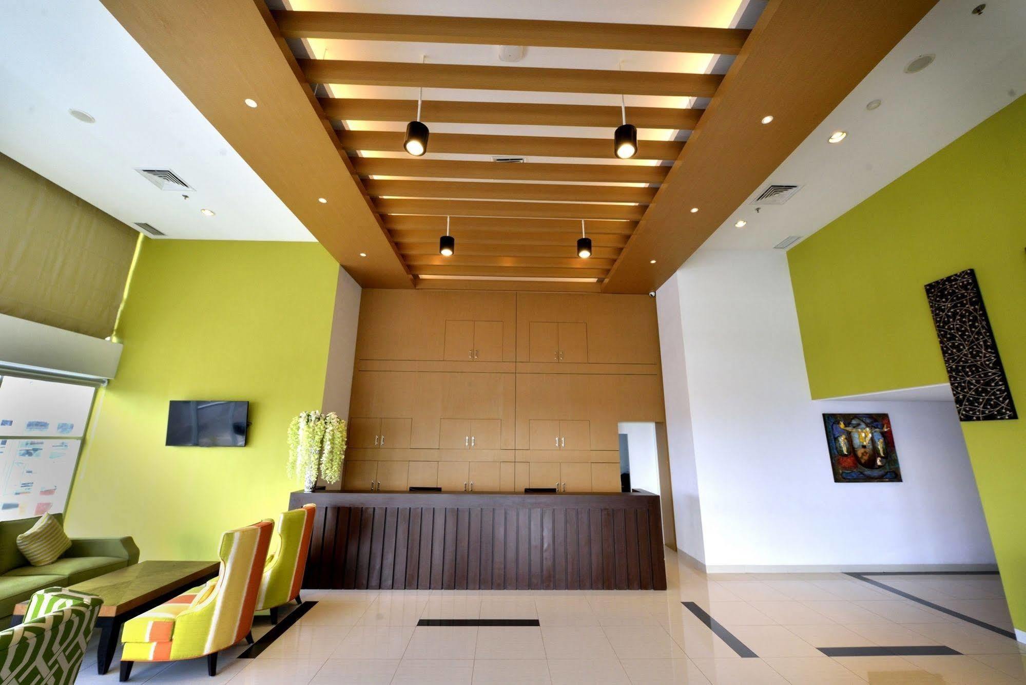 Whiz Prime Hotel Megamas Manado Exterior photo