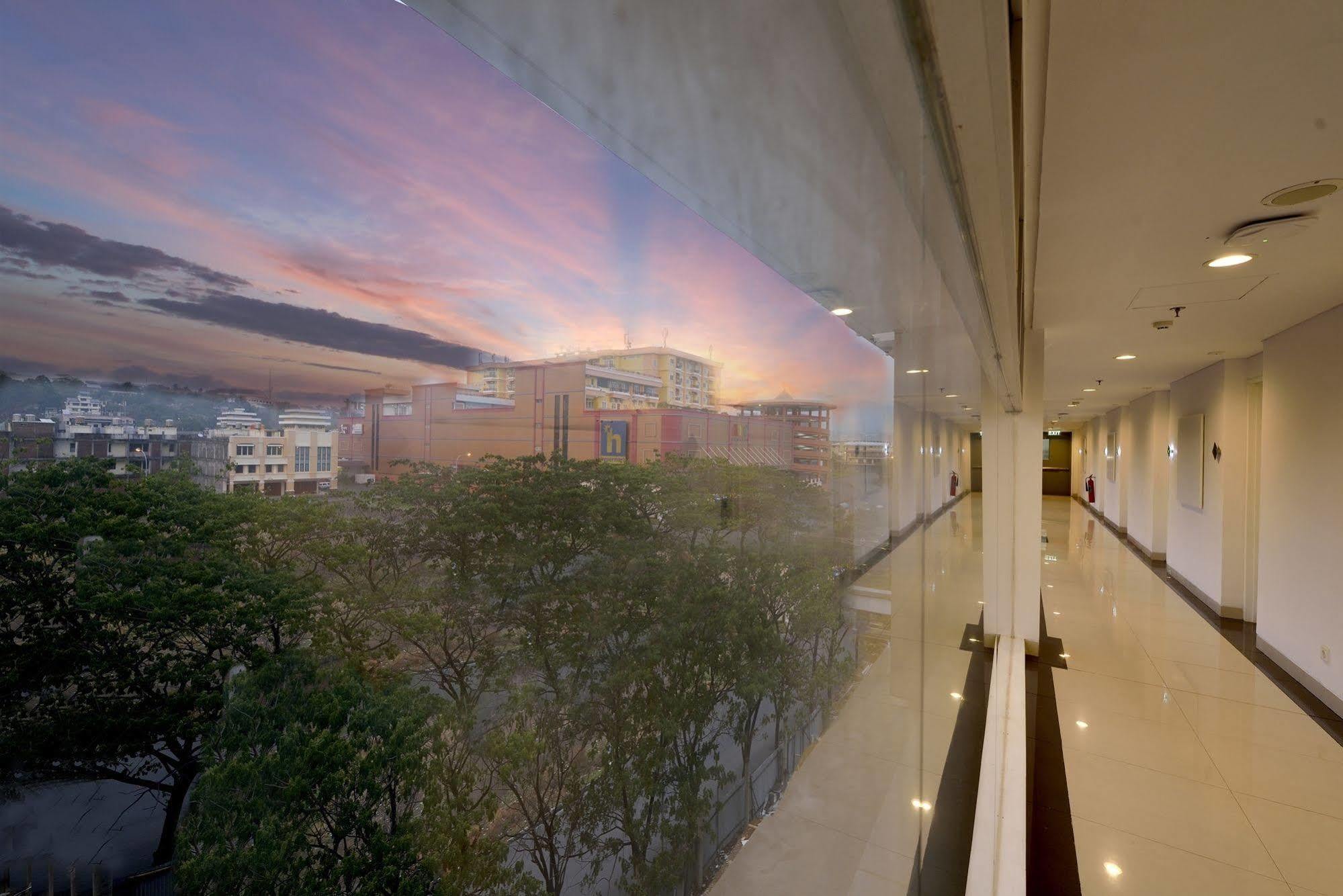 Whiz Prime Hotel Megamas Manado Exterior photo