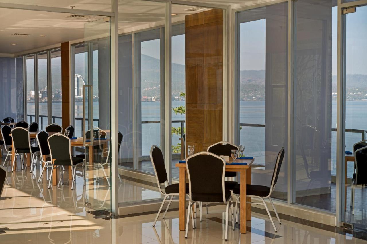 Whiz Prime Hotel Megamas Manado Exterior photo