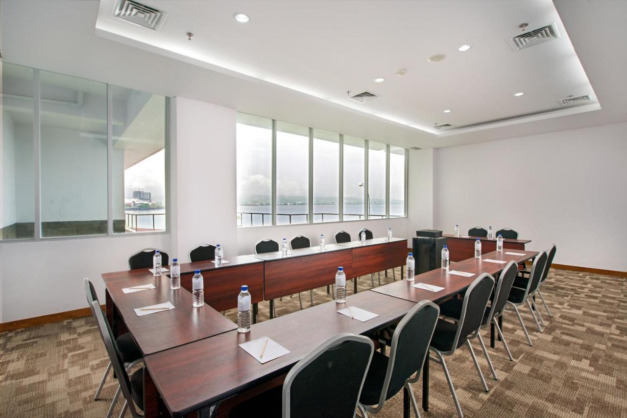 Whiz Prime Hotel Megamas Manado Exterior photo