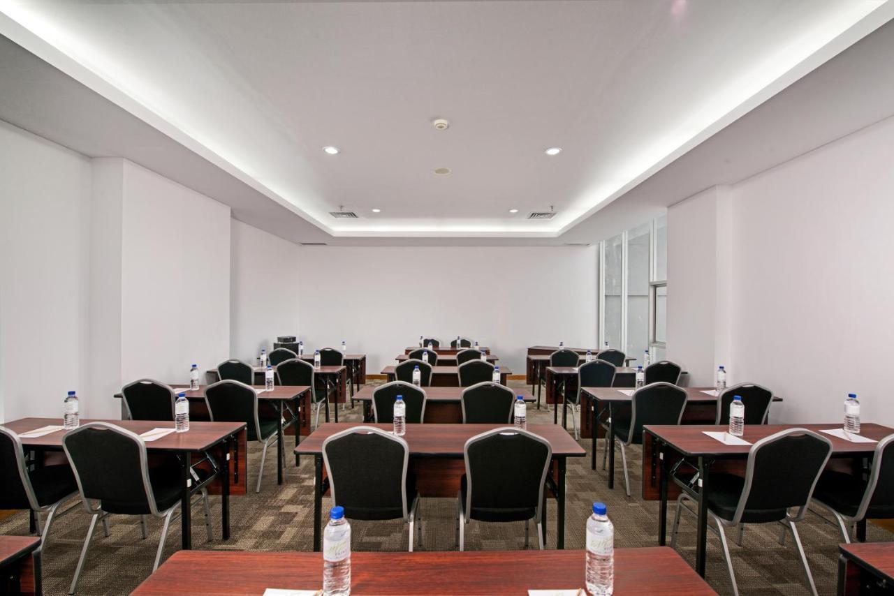 Whiz Prime Hotel Megamas Manado Exterior photo